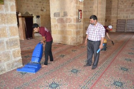 Kozan Belediyesi camilerde temizlik çalışması başlattı