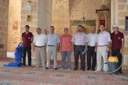 Kozan Belediyesi camilerde temizlik çalışması başlattı