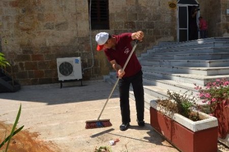 Kozan Belediyesi camilerde temizlik çalışması başlattı