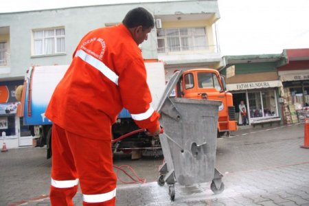 Kozan Belediyesi Çöp Konteynerlerini Dezenfekte Ediyor