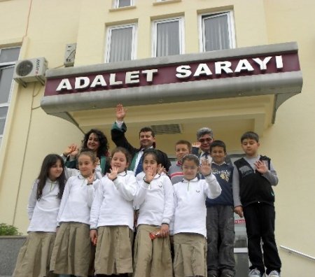 Kozan Burç Koleji öğrencileri avukatları unutmadı