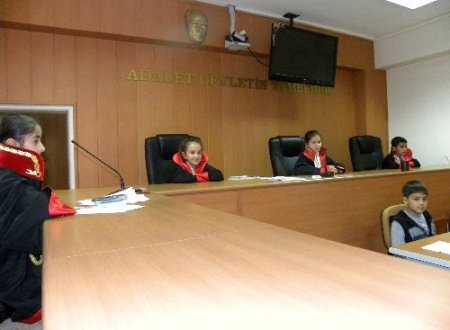 Kozan Burç Koleji öğrencileri avukatları unutmadı