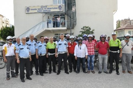 Kozan polisi motosiklet sürücülerine kask dağıttı