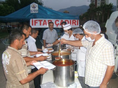 Kozan'da 350 Kişilik İftar Çadırı Kuruldu