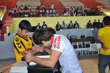 Kozan'da bilek güreşi turnuvası düzenlendi