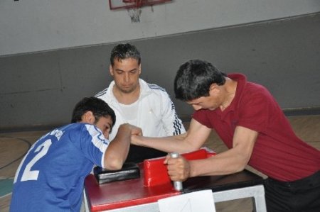 Kozan'da bilek güreşi turnuvası düzenlendi