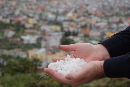 Kozan'da dolu yağışı etkili oldu