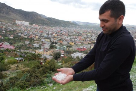 Kozan'da dolu yağışı etkili oldu