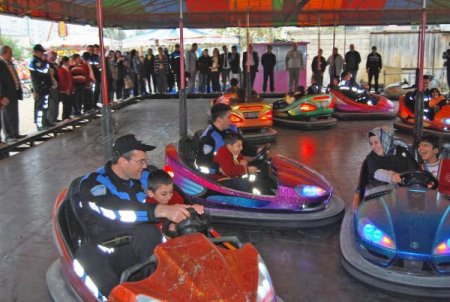 Kozan’da engelliler lunaparkta eğlendi