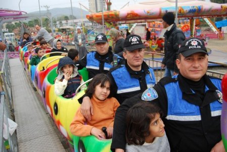 Kozan’da engelliler lunaparkta eğlendi