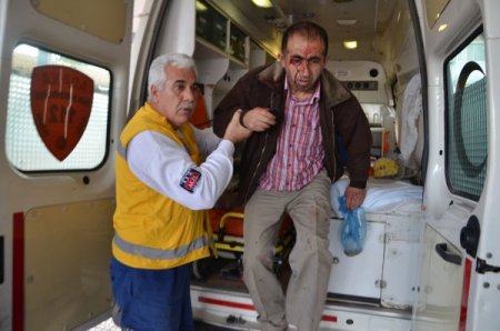 Kozan’da iki kamyonet çarpıştı: 3 yaralı