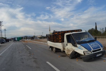 Kozan’da iki kamyonet çarpıştı: 3 yaralı
