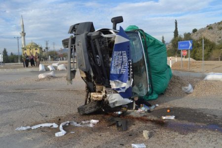Kozan’da iki kamyonet çarpıştı: 3 yaralı