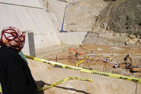 Kozan'da Kayıp 6 Baraj İşçisini Arama Çalışmaları Devam Ediyor