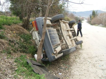 Kozan'da Küçük Yaşta Sürücü Kaza Yaptı