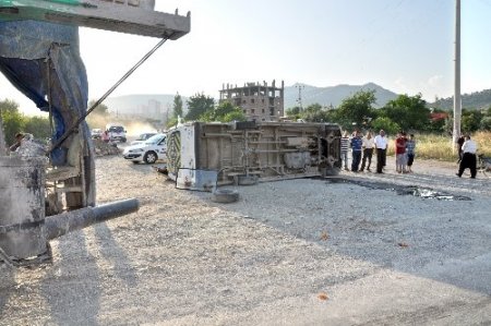 Kozan'da minibüs ile iş makinesi çarpıştı: 1 yaralı