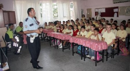 Kozan'da Öğrencilere Polisler Tarafından Trafik Eğitimi Veriliyor