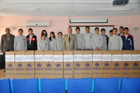 Kozan’da okullara geri dönüşüm kutusu dağıtıldı