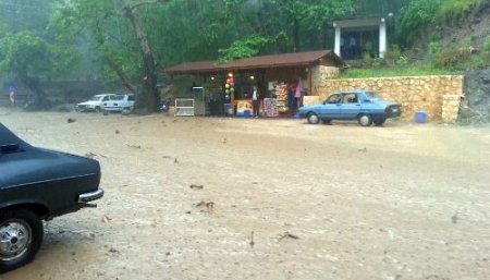 Kozan'da sağanak yağış etkili oldu