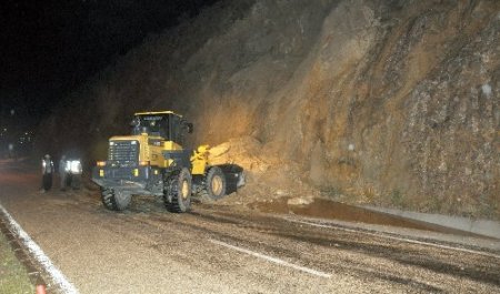 Kozan'da sağanak yağış etkili oldu