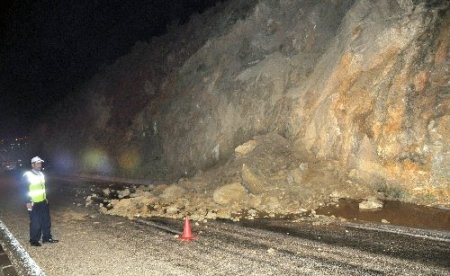 Kozan'da sağanak yağış etkili oldu