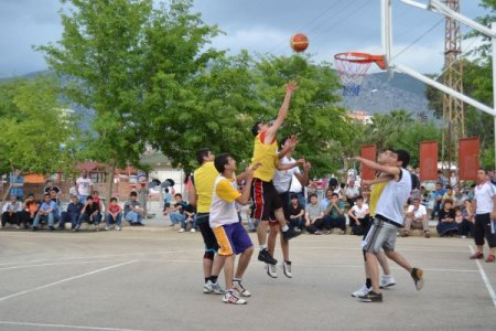 Kozan'da Sokak Kurtuluş Basketbol Turnuvası Heyecanı