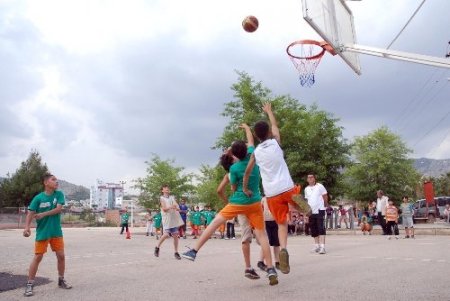 Kozan'da Sokak Kurtuluş Basketbol Turnuvası heyecanı