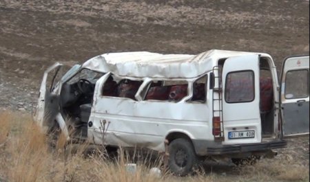 Kozan’da traktörle minibüs çarpıştı: 17 yaralı