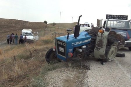 Kozan’da traktörle minibüs çarpıştı: 17 yaralı