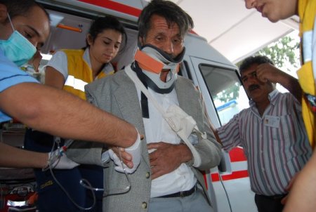 Kozan’da traktörle minibüs çarpıştı: 17 yaralı