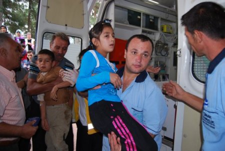 Kozan’da traktörle minibüs çarpıştı: 17 yaralı