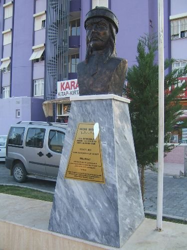 Kozan'da Türk Büyükleri Büstüne Saldırı