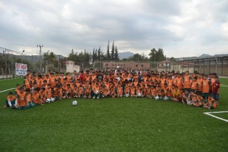 Kozan'da Yaz Futbol Okulu’na yoğun ilgi