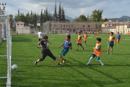 Kozan'da Yaz Futbol Okulu’na yoğun ilgi