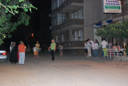 Kozan'daki Depremde Vatandaşlar Sokaklara Döküldü