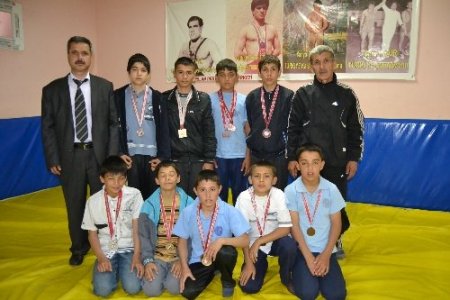 Kozanlı öğrenciler okullar arası güreş turnuvasında 4 madalya aldı