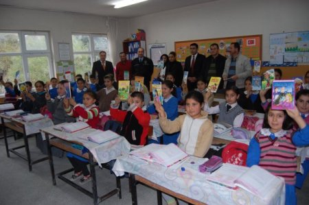 Kozdes Öğrencilere Kitap Dağıttı