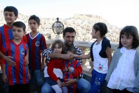 Kral, Kendi Hayatını Anlatan Filmde Oynayacak