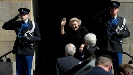 Kraliçe Beatrix tacı devretmeden önce halkı son kez selamladı