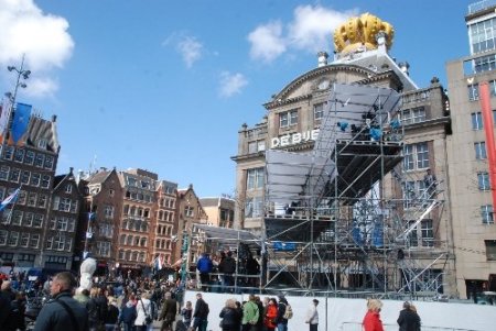 Kraliçe Beatrix tacı devretmeden önce halkı son kez selamladı