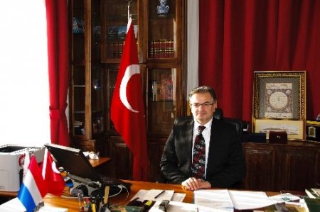 Kraliçe Beatrix tacı devretmeden önce halkı son kez selamladı