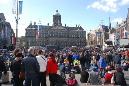 Kraliçe Beatrix tacı devretmeden önce halkı son kez selamladı