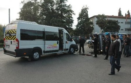 Kreş Minibüsü, Yolcu Minibüsüne Çarptı, 4'ü Çocuk 9 Kişi Yaralandı
