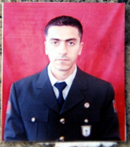 Kucağında 2 yaşındaki kızı ile şehit eşinin cenazesine gitti