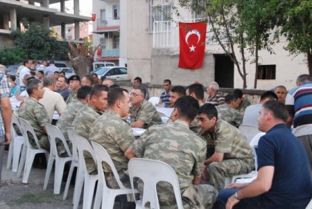 Kucağında 2 yaşındaki kızı ile şehit eşinin cenazesine gitti