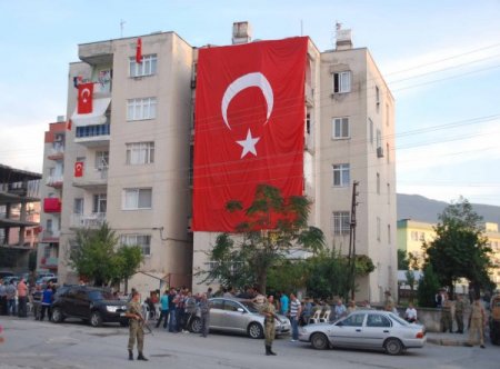 Kucağında 2 yaşındaki kızı ile şehit eşinin cenazesine gitti