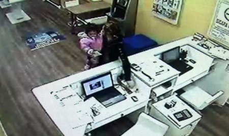 Kucağında Bebeğiyle Hırsızlık Yaparken Güvenlik Kameralarına Yakalandı