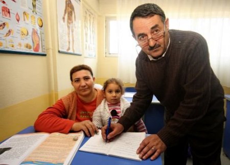 Kucağında Kızıyla Okuma Yazma Kursuna Gidiyor