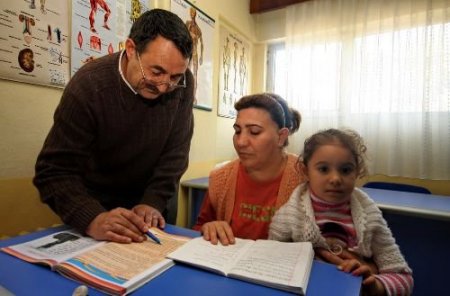Kucağında Kızıyla Okuma Yazma Kursuna Gidiyor