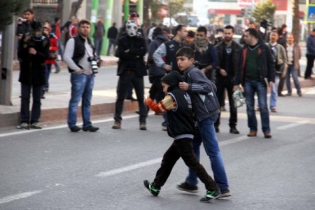 Küçük göstericilere küçük ağabeylerinden tokat